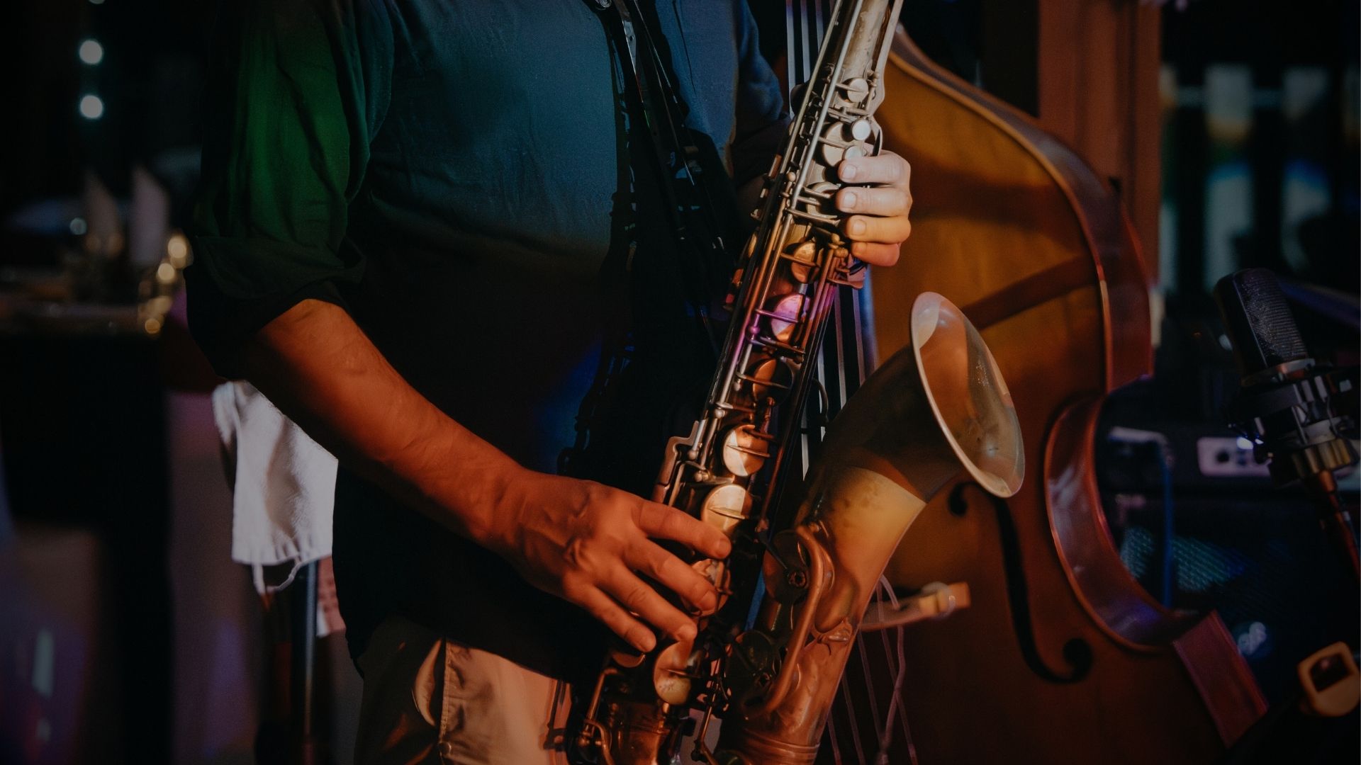 Saxophoniste en live avec contrebasse en arrière-plan